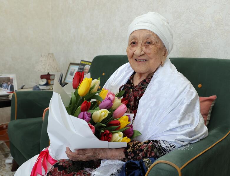 Ербол Карашукеев поздравил труженицу тыла и ветерана труда с 8 Марта