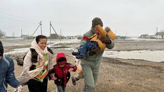 Военные пришли на помощь жителям пострадавших от наводнения сел
