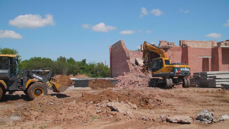 В Астане сносят незаконно построенный жилой комплекс