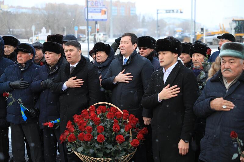В День Независимости актюбинцы возложили цветы к мемориальному комплексу «Азаттықтың ақ таңы»