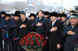 В День Независимости актюбинцы возложили цветы к мемориальному комплексу «Азаттықтың ақ таңы»