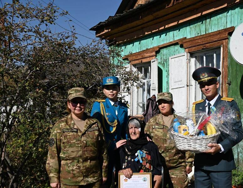 В ВКО военнослужащие поздравили с Днем пожилых людей ветеранов М. Головатюка и А. Светочеву