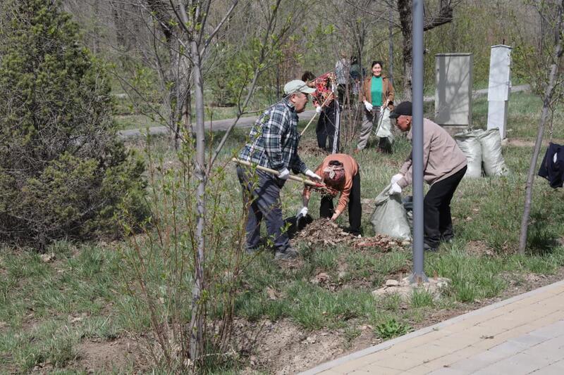 Алматинцы вышли на субботник в парке «Желтоксан»
