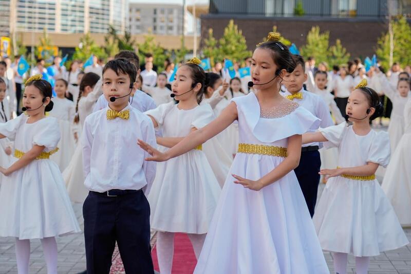 В столичной «Комфортной школе» провели первый выпускной