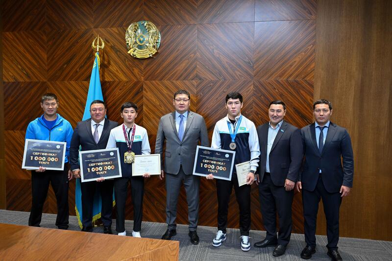 Аким области встретился с призерами чемпионата мира по греко-римской борьбе