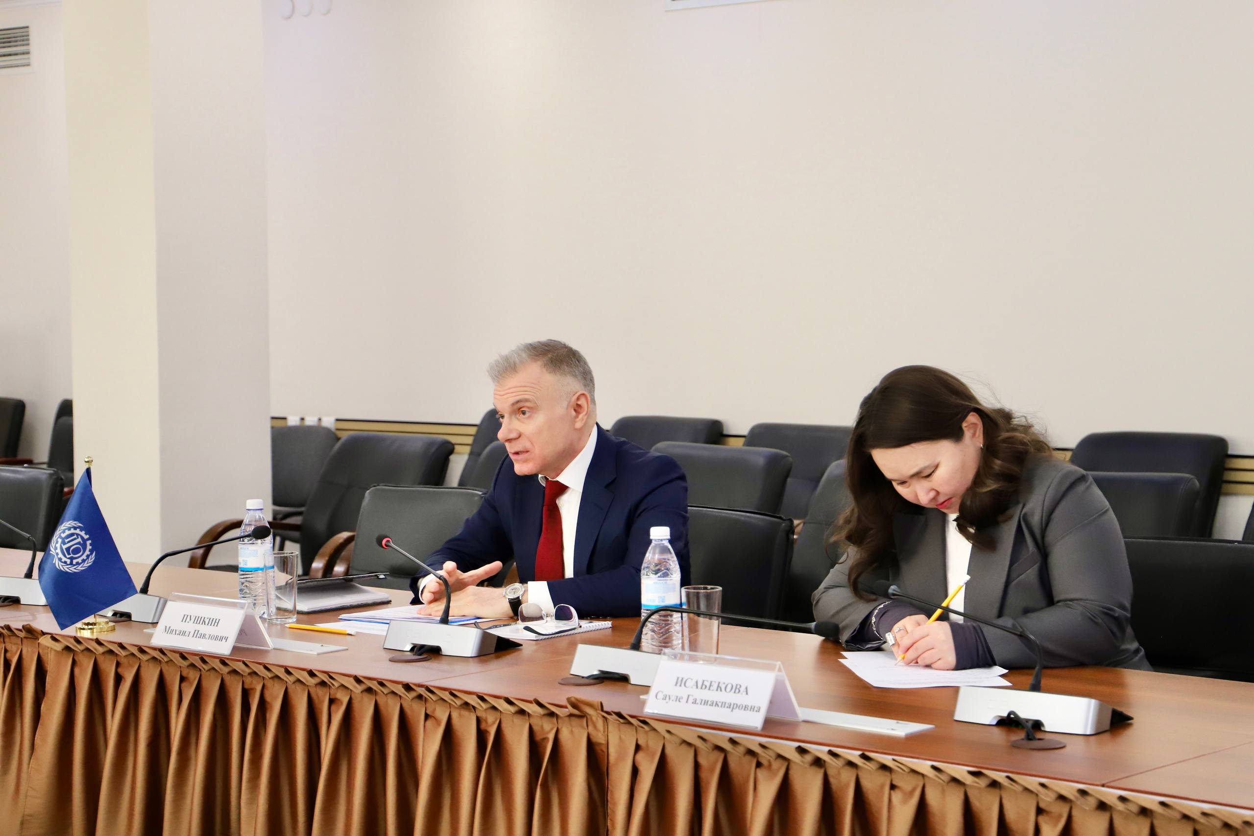 В. Шегай встретилась с представителем МОТ М. Пушкиным