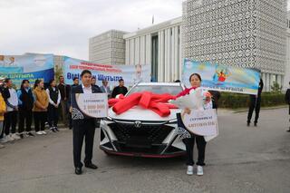 В ТУРКЕСТАНСКОЙ ОБЛАСТИ ПОДАРИЛИ ЧЕМПИОНКЕ МИРА ШУГЫЛЕ УМИРБЕК АВТОМОБИЛЬ