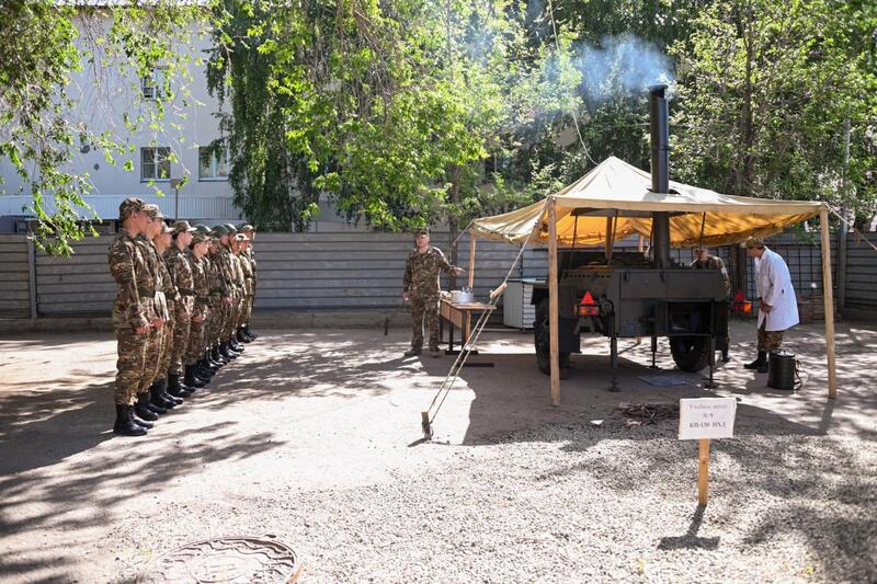 От теории к практике: более 400 студентов КазУТБ завершают военную подготовку