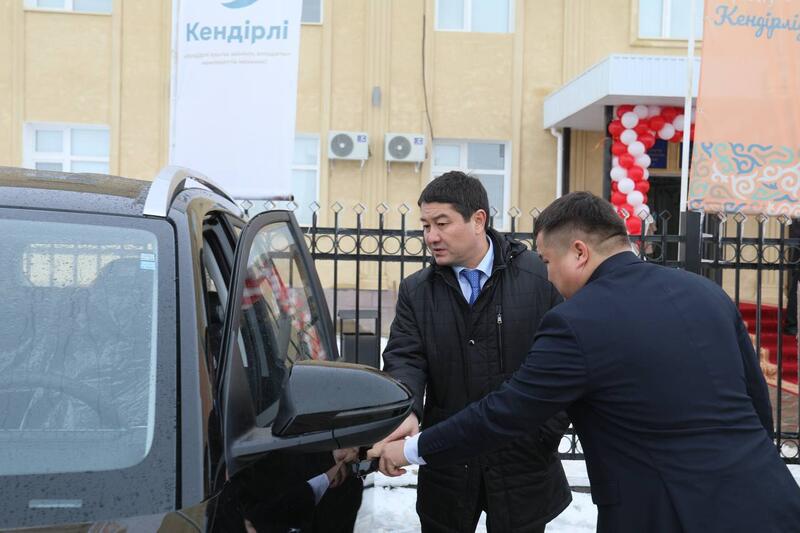 В селе Кендерли открыли новое здание акимата, вручили служебные автомобили