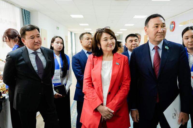 Создание безопасных пространств и развитие инфраструктуры для подростков обсудили депутаты маслихата со школьными активистами в Астане