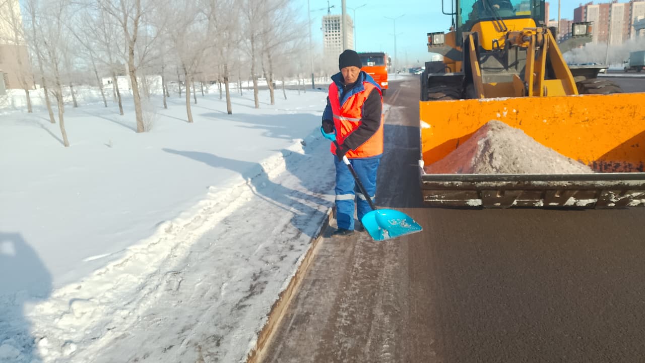 Более 1 100 единиц спецтехники вывели на уборку снега в Астане
