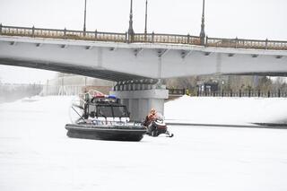 «Тонкий лед»: столичные спасатели напомнили горожанам правила безопасного поведения на льду