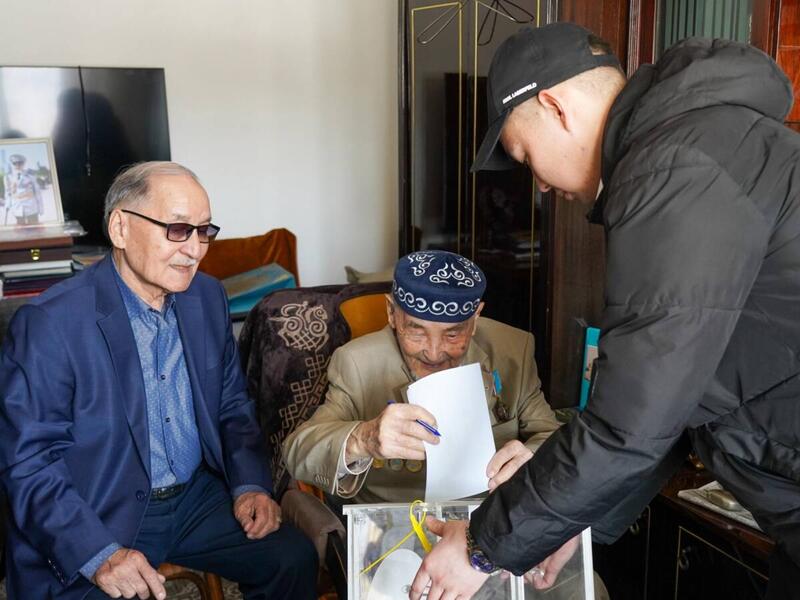 102-летний ветеран Курмат Рахимов проголосовал на референдуме