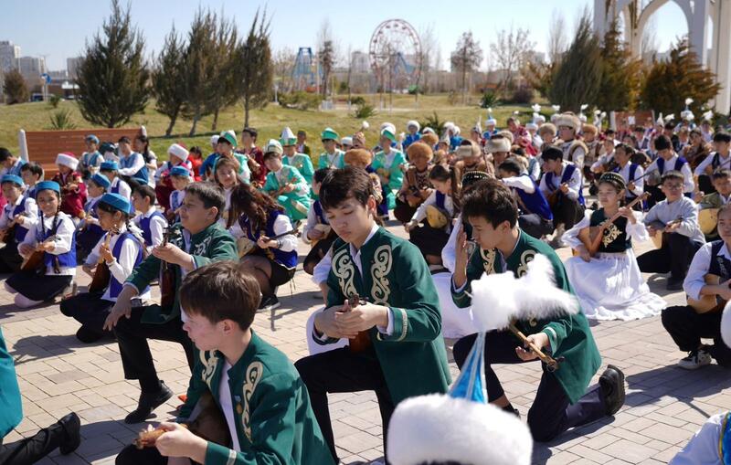 Полмиллиона казахстанских детей одновременно исполнили известные народные кюи