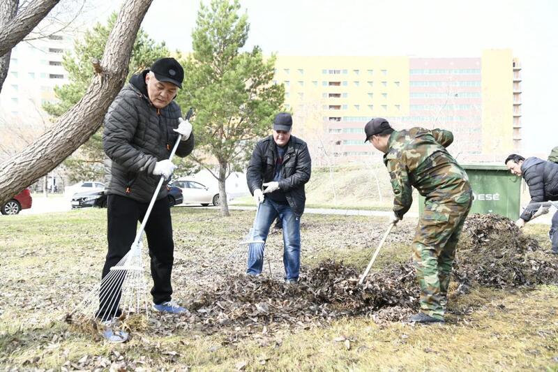«Таза Қазақстан»: около 200 сотрудников цирка вышли на субботник в Астане
