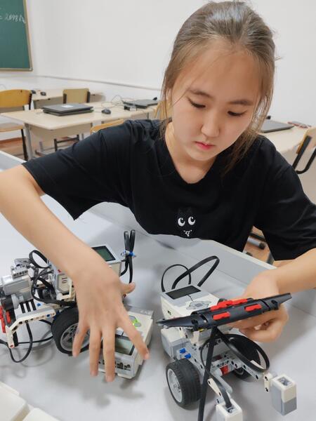 Школьница из Аягоза разработала эко-асфальт из пластиковых отходов