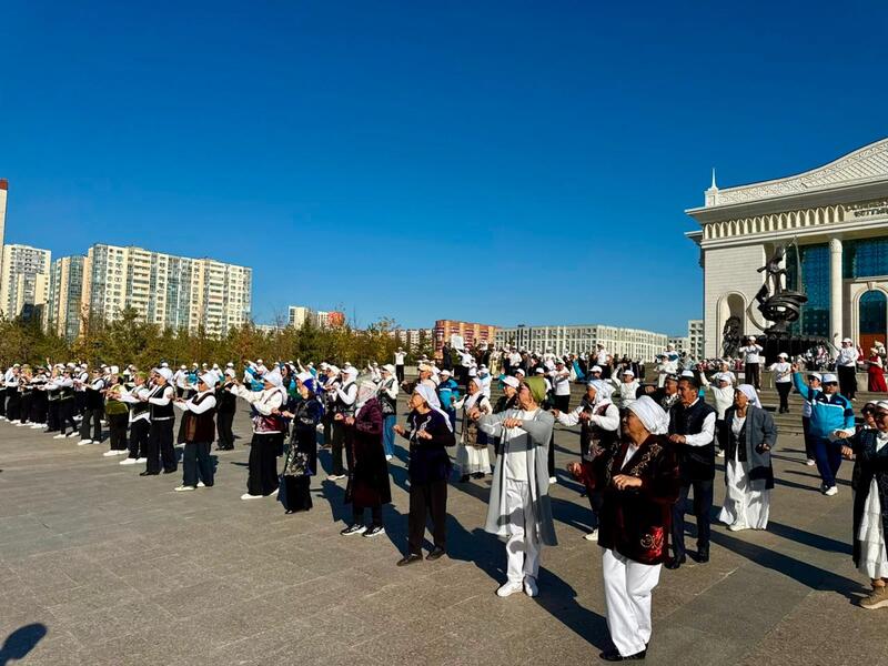 Белсенді өмір, ұлттық өнер және достық: Астанада қарттар арасында ауданаралық флешмоб өтті