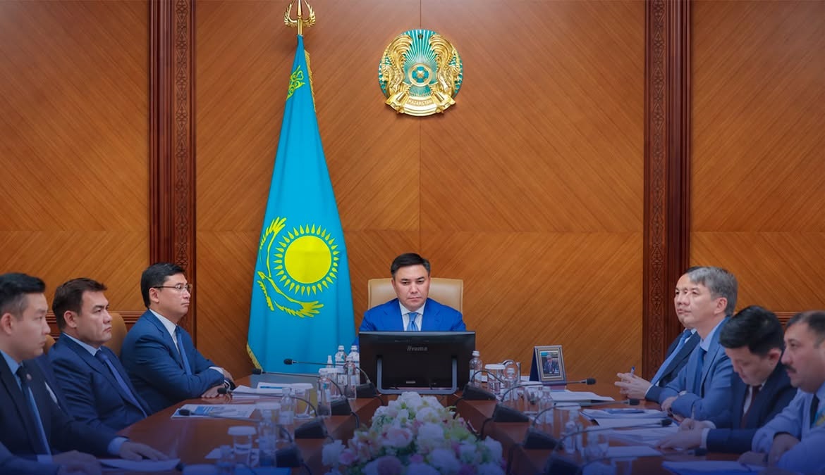 АППАРАТ ОТЫРЫСЫ: ӨЗЕКТІ МӘСЕЛЕЛЕР ҚАРАЛДЫ