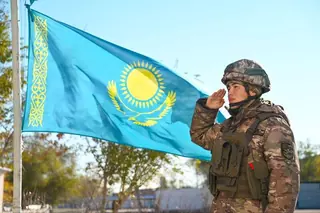 В День Республики в Вооруженных силах прошла церемония поднятия Государственного флага