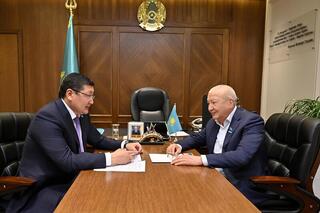 Аким области Берик Уали провел встречу с председателем общественной организации «Комитет Полигон-21» Маратом Курманбаем.