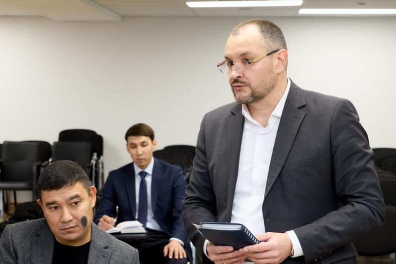 Азат Султанов провел встречу с населением Алматы