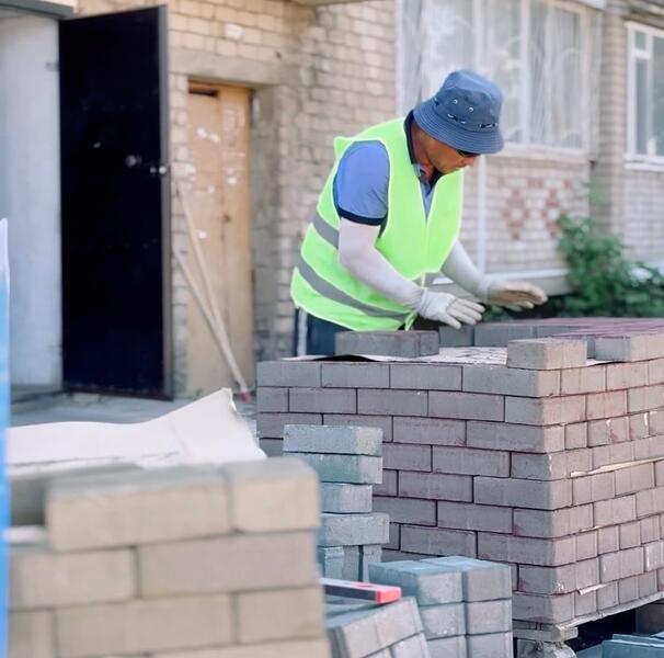 Комфорт и уют: этим летом в Актобе благоустраивают дворы 158 многоэтажных домов