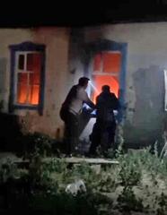 Военнослужащий Вооруженных сил вынес женщину из горящего дома