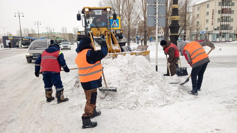 Около трех тысяч дорожных рабочих задействовано в снегоуборочных работах в Астане