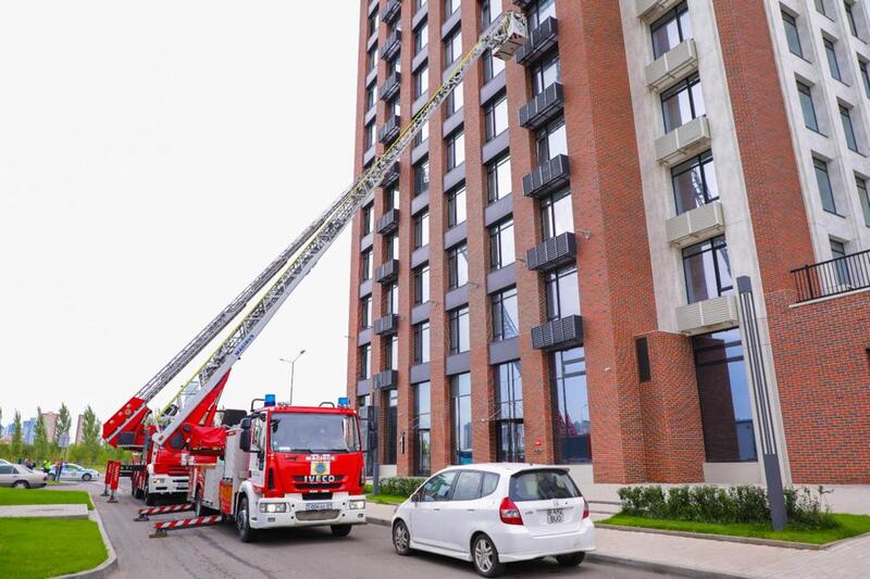 Условный пожар в многоэтажном доме ликвидировали спасатели в Астане