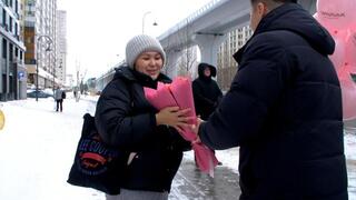 Цветы раздавали девушкам и женщинам в Астане