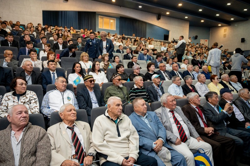 Чемпионам и призёрам Паралимпиады и Сурдлимпиады в Караганде подарили квартиры