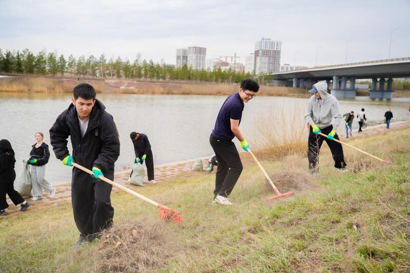 Астанчане поддержали экоинициативу: набережную Есиля очистили от мусора
