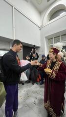 С шашу, цветами и объятиями: в Караганде встретили героев Параазиатских игр
