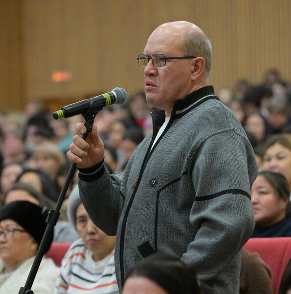 Аким Павлодарской области Асаин Байханов провел встречу с жителями Аксу: в центре внимания — вопросы развития города