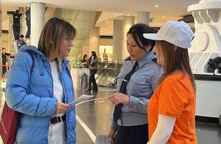 Акцию против гендерного насилия организовали в столичном ТРЦ