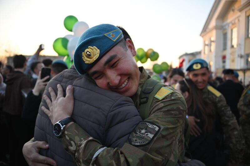 Исполнили долг перед Родиной: в Астане близкие торжественно встретили солдат