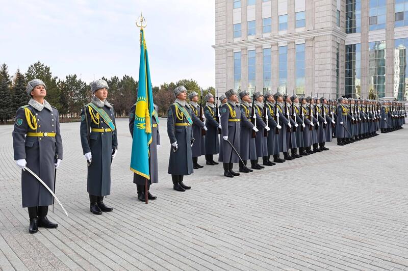 Президент принял участие в церемонии поднятия Государственного флага