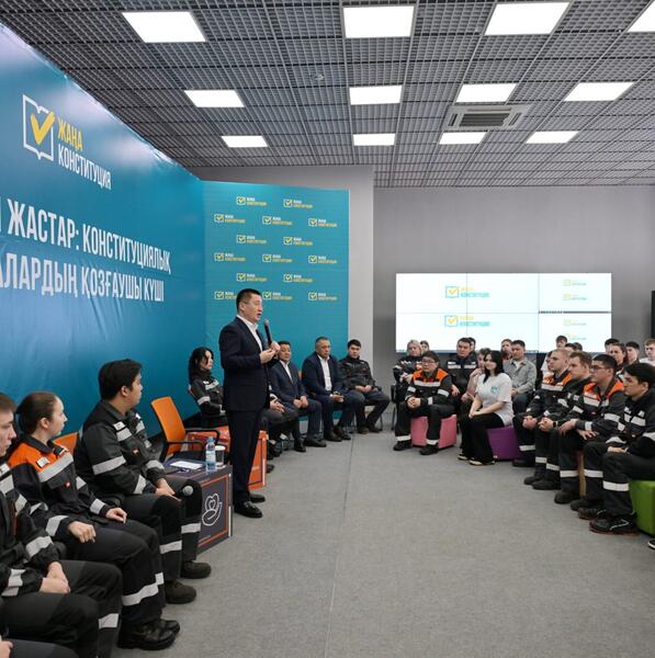 Молодежь Аксу обсудила с акимом области проект новой Конституции и будущее региона