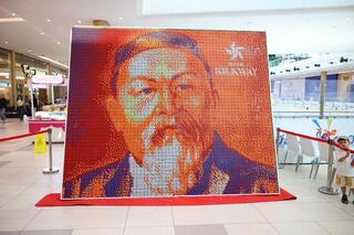 В Астане создали гигантский портрет Абая из 3000 кубиков Рубика