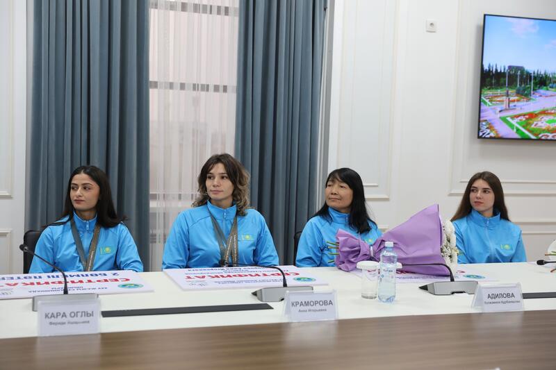 Ербол Карашукеев вручил призёрам XXV летних Сурдлимпийских игр сертификаты на квартиры