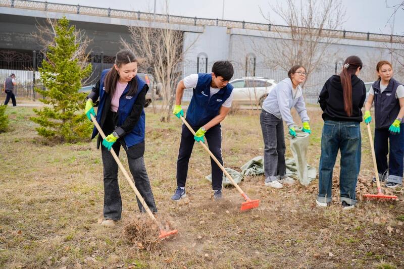 Астанчане поддержали экоинициативу: набережную Есиля очистили от мусора