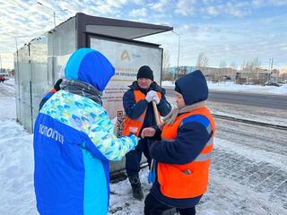 В Астане волонтеры организовали акцию для сотрудников коммунальных служб