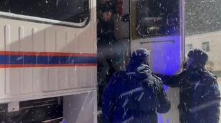 Спасатели МЧС Казахстана за прошедшие трое суток из снежных заносов спасли и эвакуировали 242 человека