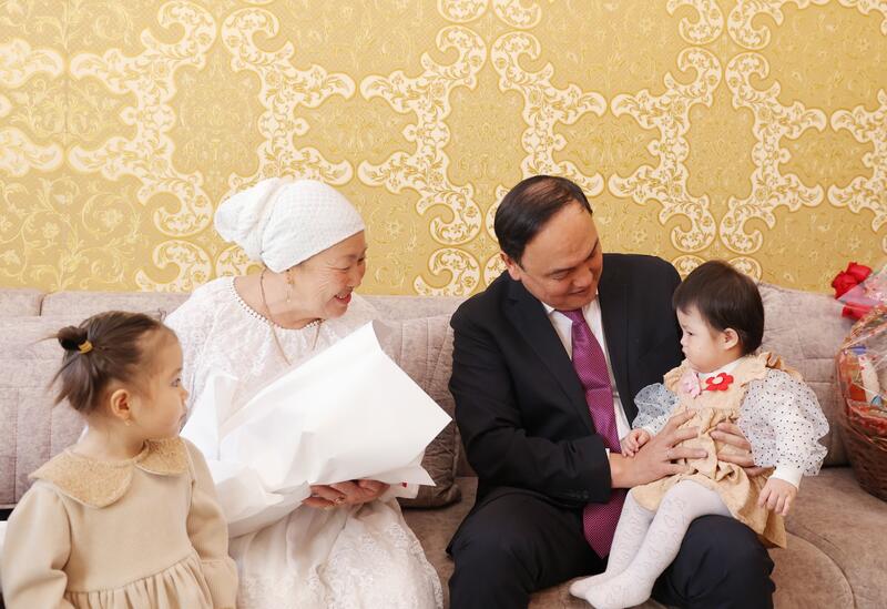 Ербол Карашукеев поздравил труженицу тыла и ветерана труда с 8 Марта