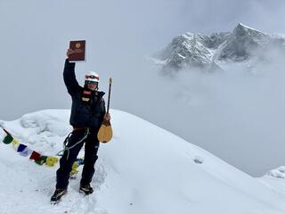 Казахстанский альпинист доставил Конституцию на вершину Айленд Пик в Гималаях