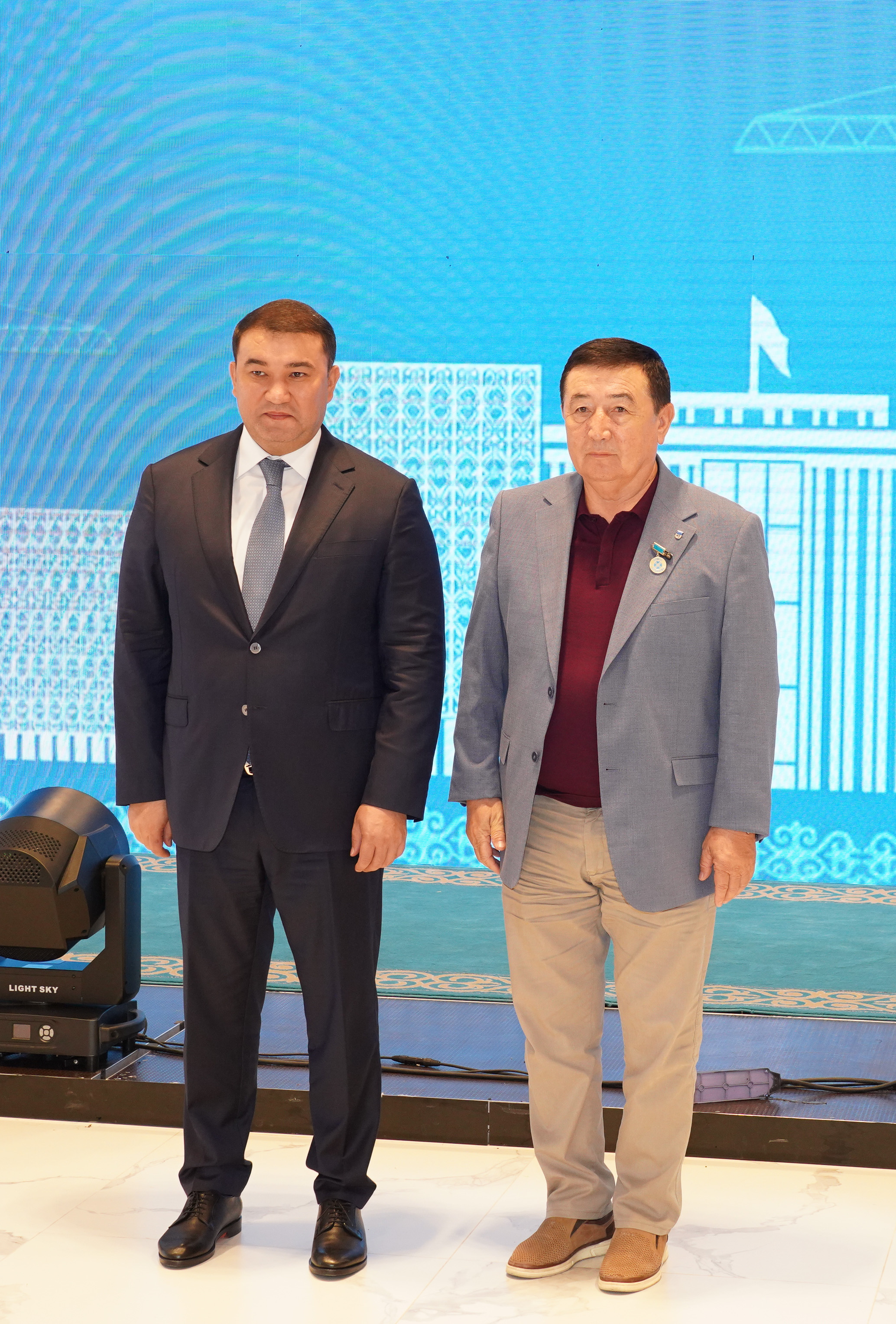 В ТУРКЕСТАНСКОЙ ОБЛАСТИ ЧЕСТВОВАЛИ СТРОИТЕЛЕЙ
