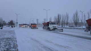 Около двух тысяч единиц спецтехники вывели на уборку снега в Астане