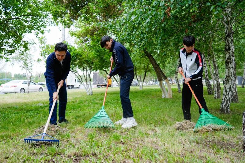 Более 100 студентов и волонтеров поддержали акцию «Таза Қазақстан» и провели субботник в Астане