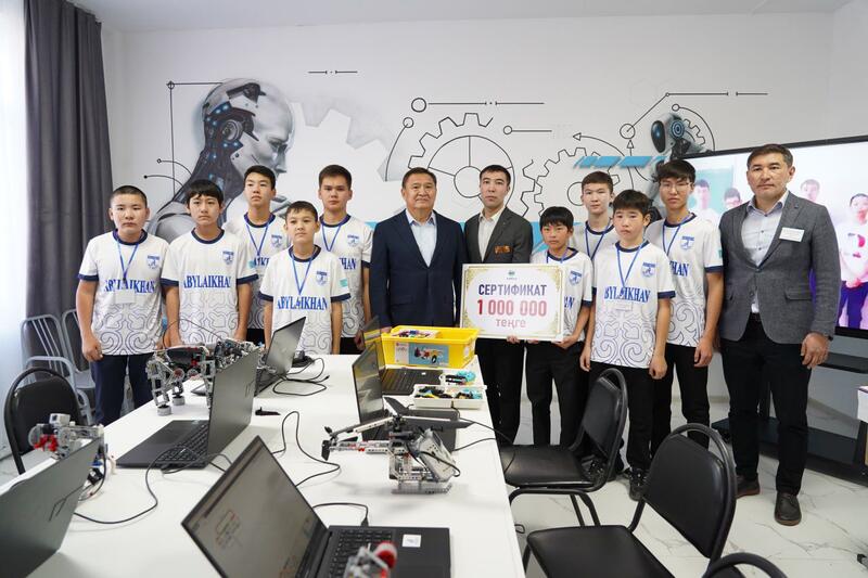 Марат Ахметжанов встретился со школьниками из села Кызылагаш, покорившим Италию своими роботами