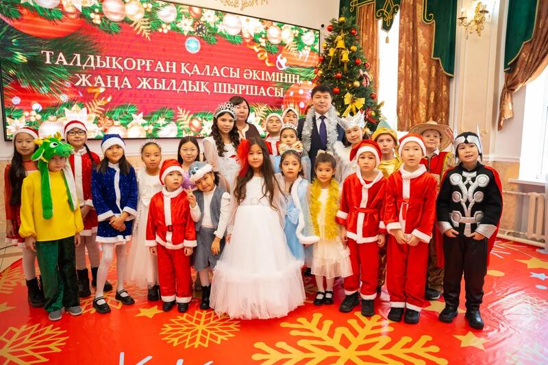 В Талдыкоргане состоялась новогодняя елка акима города, 1000 детей посетили цирковое представление